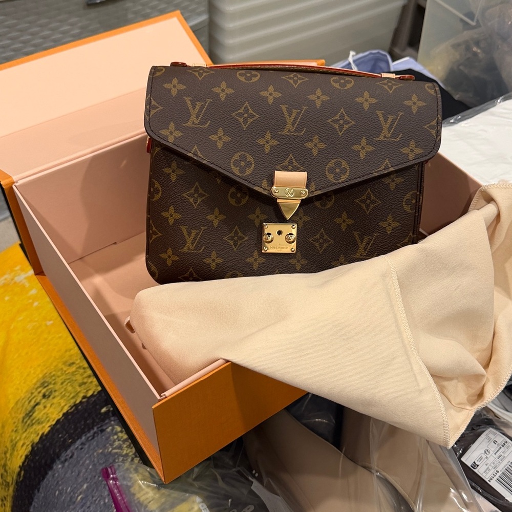 NWT Louis Vuitton Pochette Metis monogram leather nwt